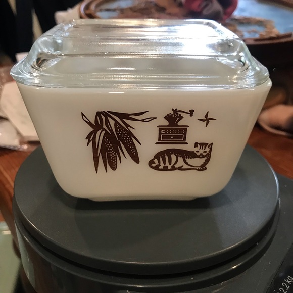 Vintage Pyrex Early American 501 “fridgie” 1.5 cups with lid. Made in USA - Picture 1 of 10